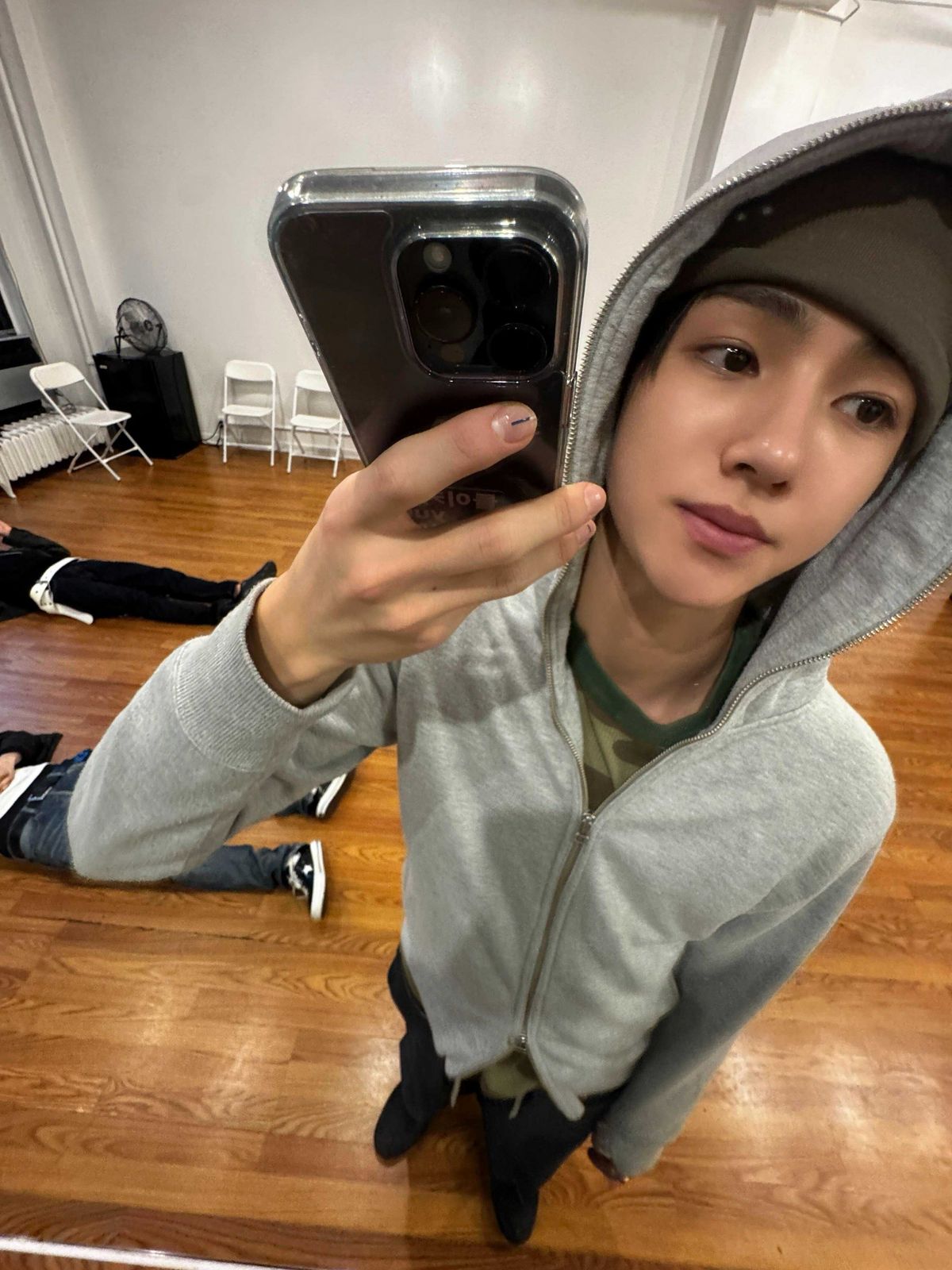 모자를 덮어 쓰는 모습이 자주 포착되는 후디 러버 성현 / 이미지 출처: 코르티스 SNS 및 위버스.