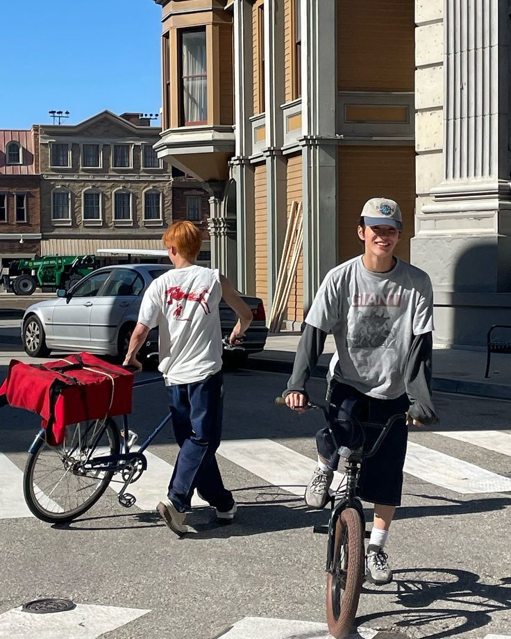 자칫 '짧뚱' 비율이 될 수 있는 버뮤다팬츠 스타일링도 비슷한 액센트의 아이템과 매치해 자유 분방함을 극대화했다. / 이미지 출처: 인스타그램 @cortis