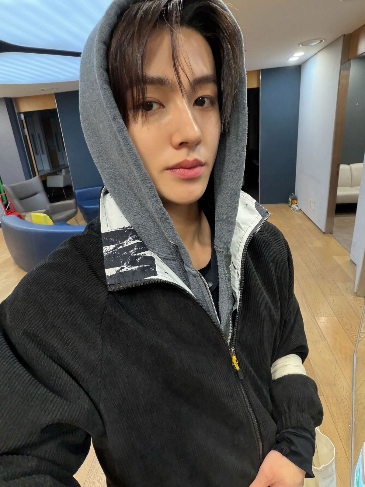 모자를 덮어 쓰는 모습이 자주 포착되는 후디 러버 성현 / 이미지 출처: 코르티스 SNS 및 위버스.