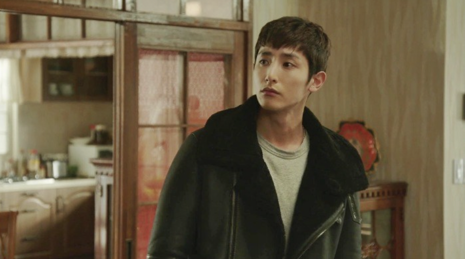 tvN 월화드라마 '일리있는 사랑'에서 반하트 디 알바자의 무스탕 자켓을 입은 이수혁의 모습. / 이미지 출처: tvN.