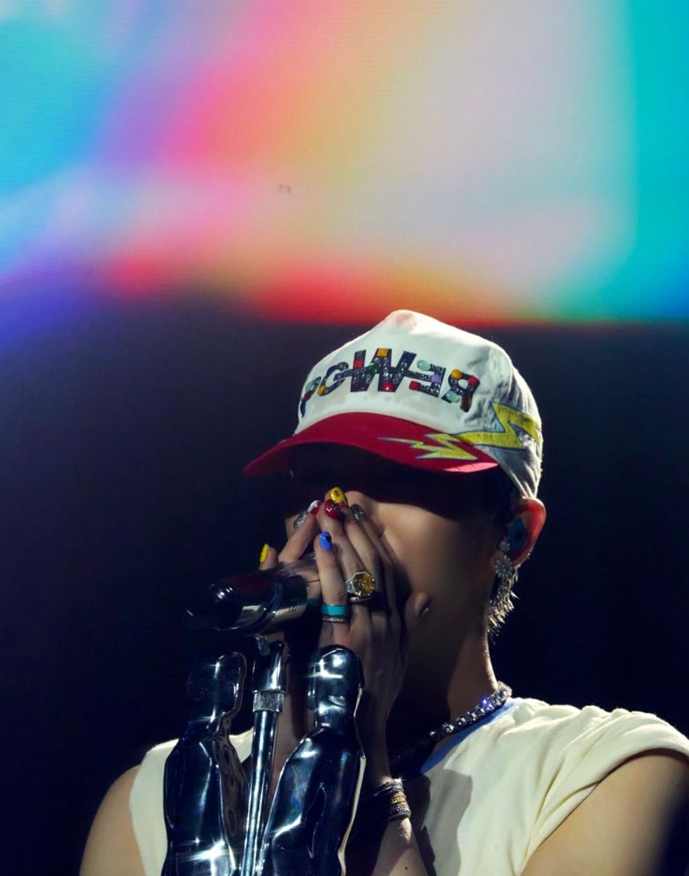 네일과 컬러를 맞춘 지드래곤의 링 스타일링. 소지에 낀 제품은 레포시 베르베르링이다. / 이미지 출처 : 인스타그램 @xxxibgdrgn 