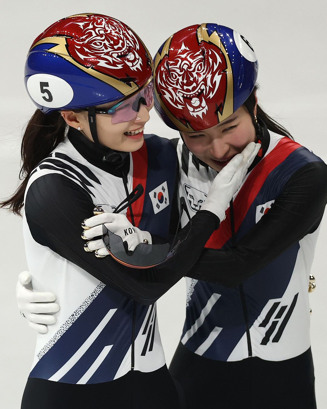 여자 1500m 결승에서 각각 금메달과 은메달을 획득한 김길리 최민정 선수/ 이미지 출처: 게티이미지 코리아 