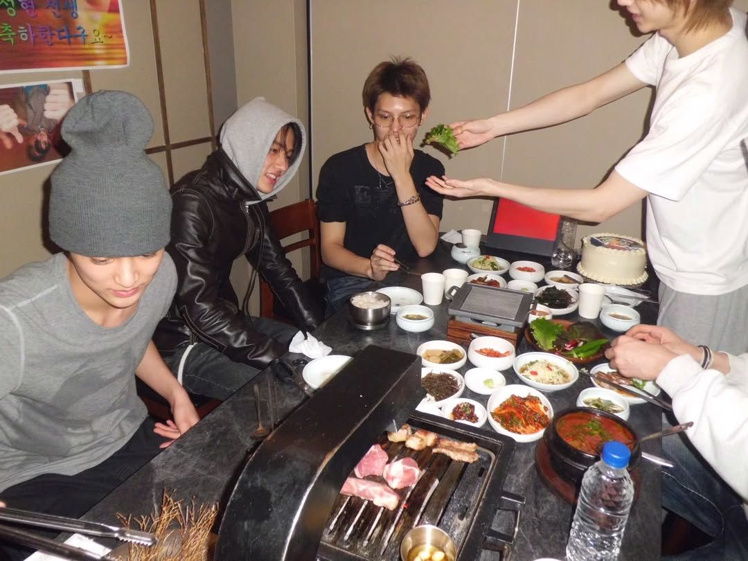 스튜디오 부럽지 않은 고깃집에서의 성현 생일 파티 / 이미지 출처: 코르티스 SNS 및 위버스.