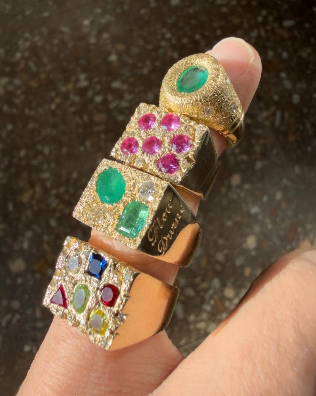 다양한 컬러 스톤을으로 꽃을 표현한 블루 번헴의 시그넷 링. / 이미지 출처 : 블루 번헴