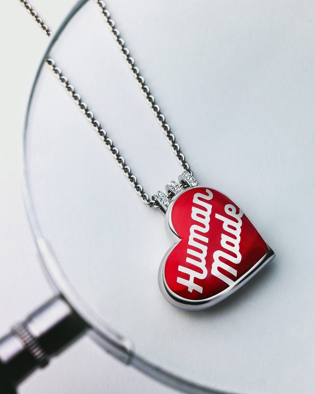 14개의 화이트 다이아몬드를 세팅한 하트 펜던트 / 이미지 출처: JOOPIETER, 휴먼 메이드, 제이콥 앤 코 SNS.