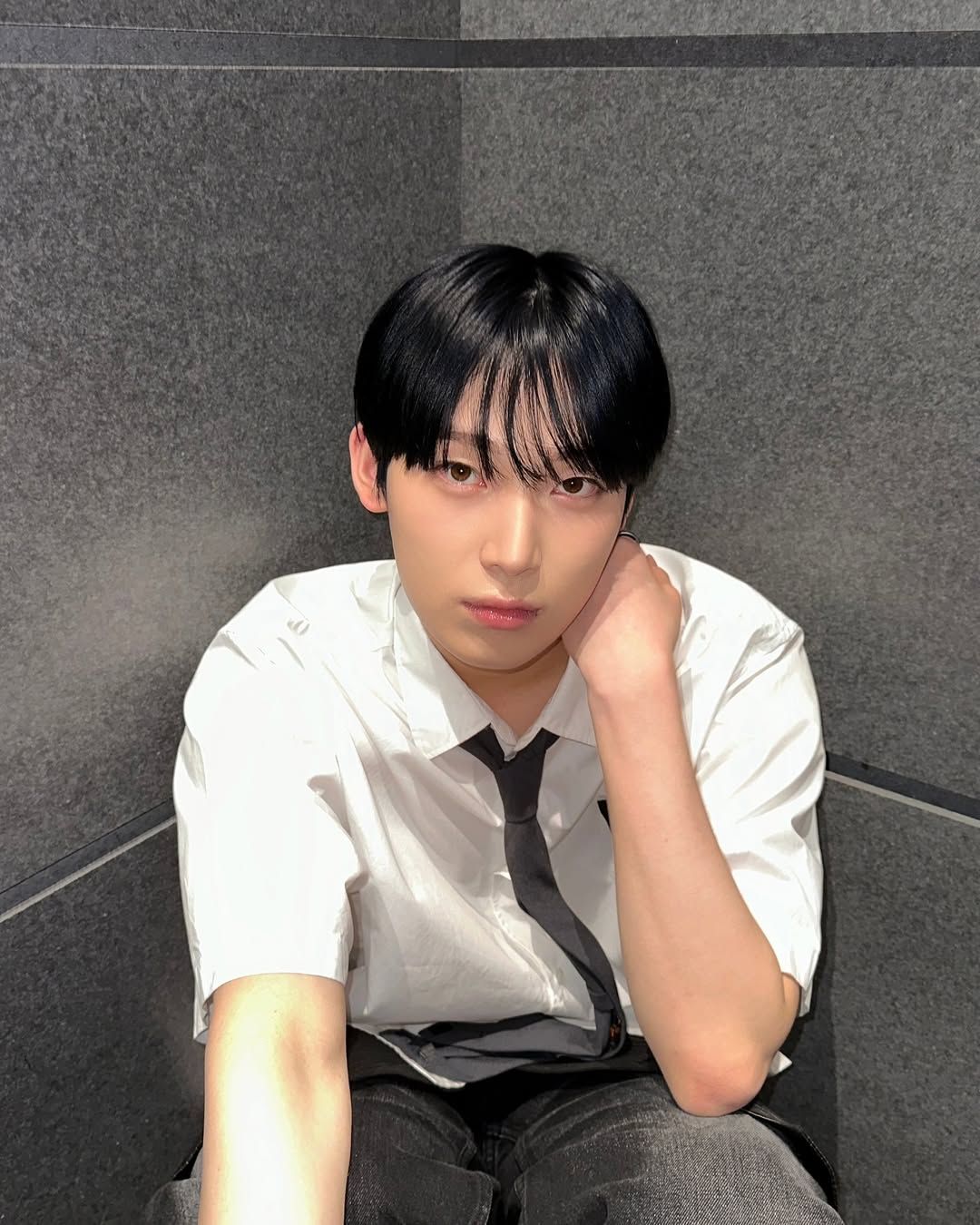 하얗고 말간 피부를 자랑하는 엔하이픈 선우 / 이미지 출처: 인스타그램 @enhypen