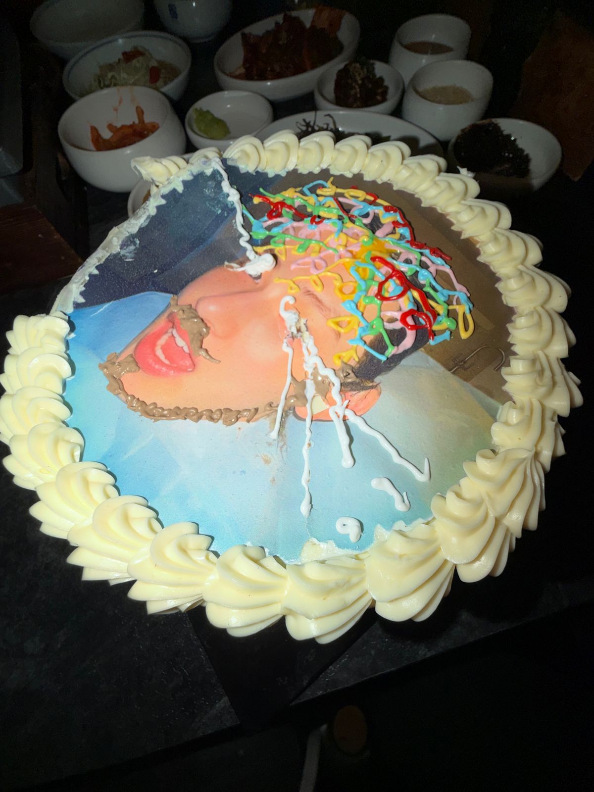 포토케이크에 젓가락과 초코펜으로 한번 더 데코레이션을 한 성현의 생일 케이크/ 이미지 출처: 코르티스 SNS 및 위버스.