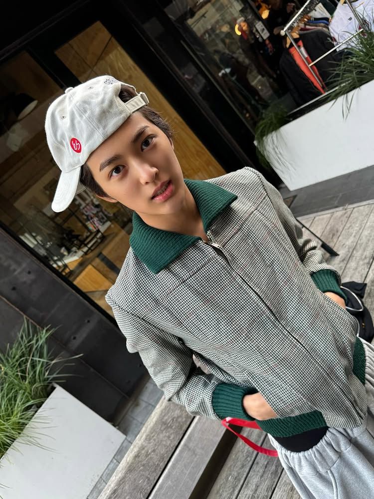 이쯤 되면 볼캡은 얼굴을 가리기 위한 것이 아니라 드러내기 위해 쓰는 것 / 이미지 출처: 인스타그램 @cortis