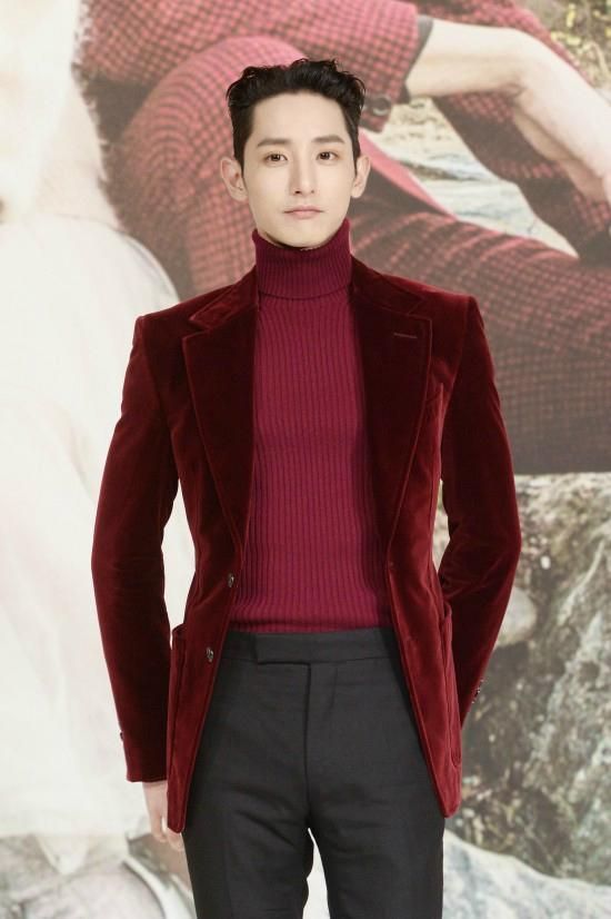 2016년, KBS2 월화드라마 '우리집에 사는 남자' 제작발표회에서 벨벳 소재의 레드 컬러 자켓을 입고 공식 선상에 등장한 이수혁의 모습. / 이미지 출처: KBS2.