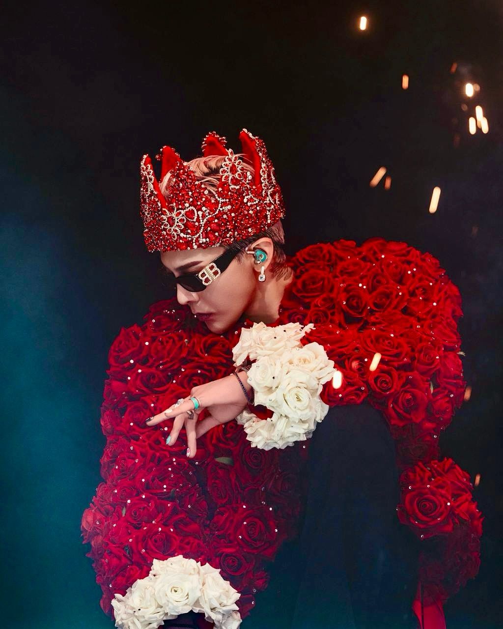 무대에서도 레포시 링을 착용했다. / 이미지 출처 : 인스타그램 @xxxibgdrgn