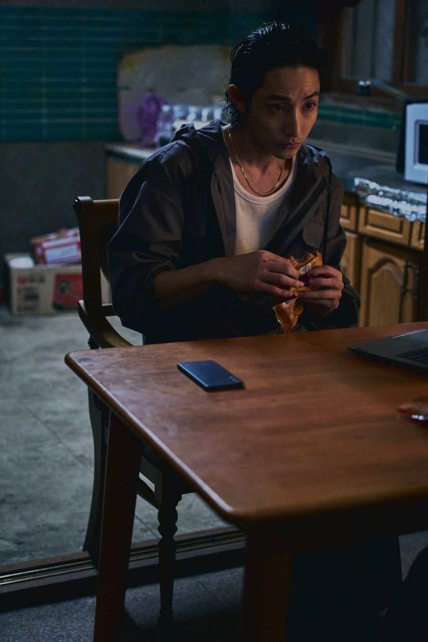 영화 '시스터' 속 납치범 연기를 하고 있는 이수혁의 스틸컷 / 이미지 출처: 네이버 포토.