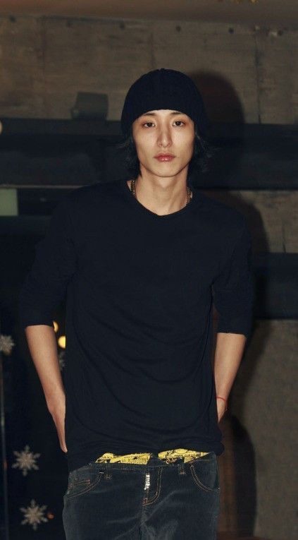 데뷔 초 블랙 컬러의 슬리브 티셔츠에 비니를 더해 스트리트 무드를 살린 이수혁의 모습. / 이미지 출처: 싸이더스. 