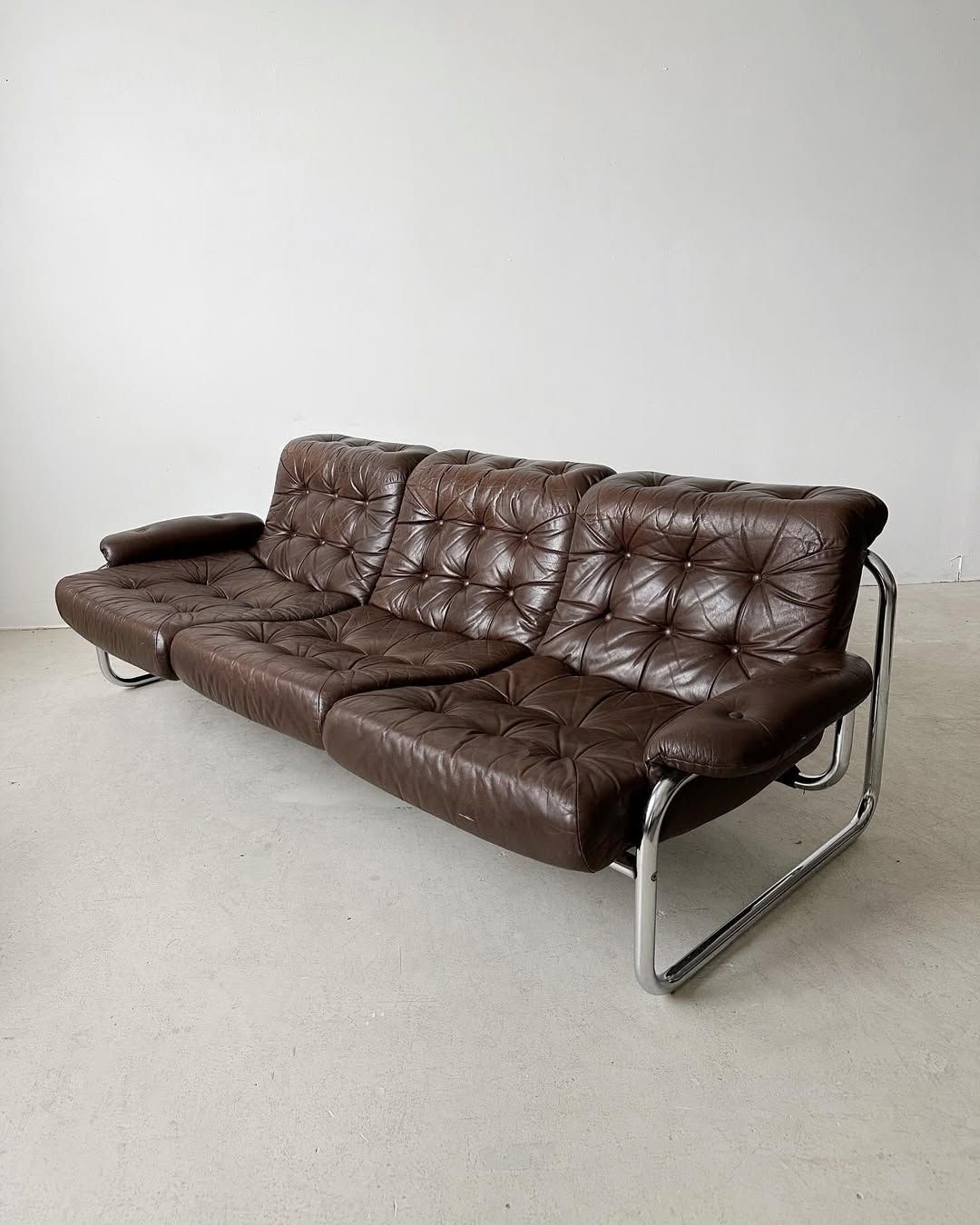 큐브 크롬 프레임과 두툼한 쿠션이 인상적인 Borkum / 이미지 출처: @maison.singulier