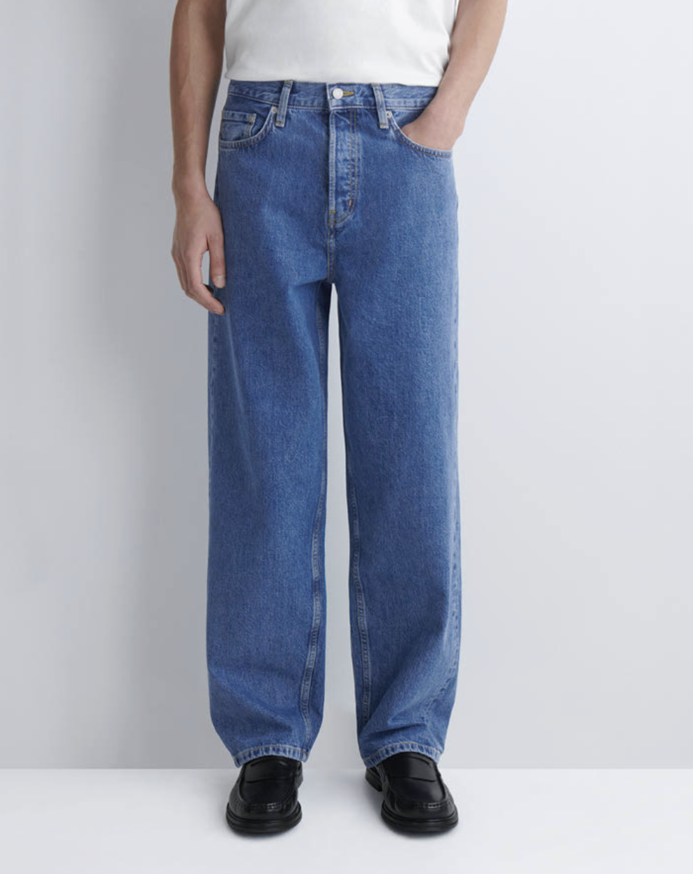 워크웨어 무드의 탑 스티치와 체인 스티치 디테일이 돋보인다 / 이미지 출처: COS 