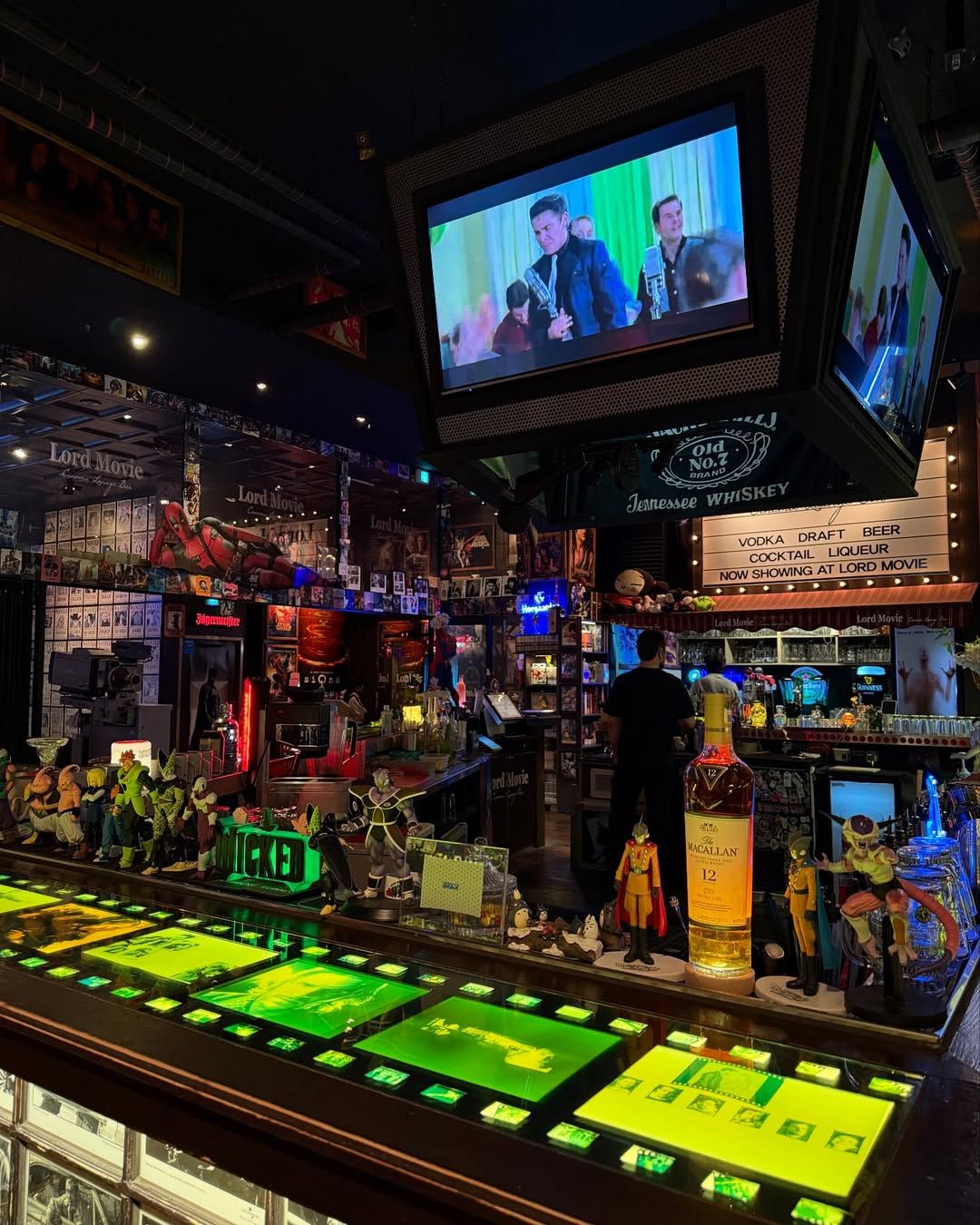 여러 가지의 피규어 및 포스터들이 장식되어 있는 로드 무비 내부. / 이미지출처: 업체 인스타그램 공식 계정