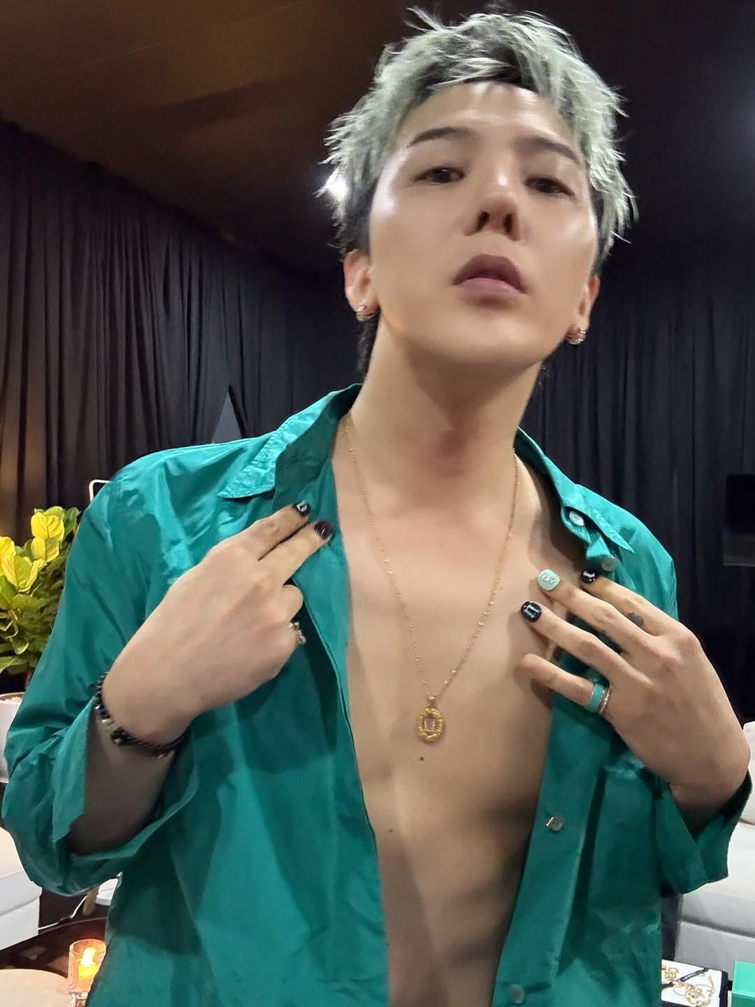 레포시의 베르베르 아쿠아 블루 래커 링을 착용한 지드래곤. / 이미지 출처 : 인스타그램 @8lo8lo8lowme