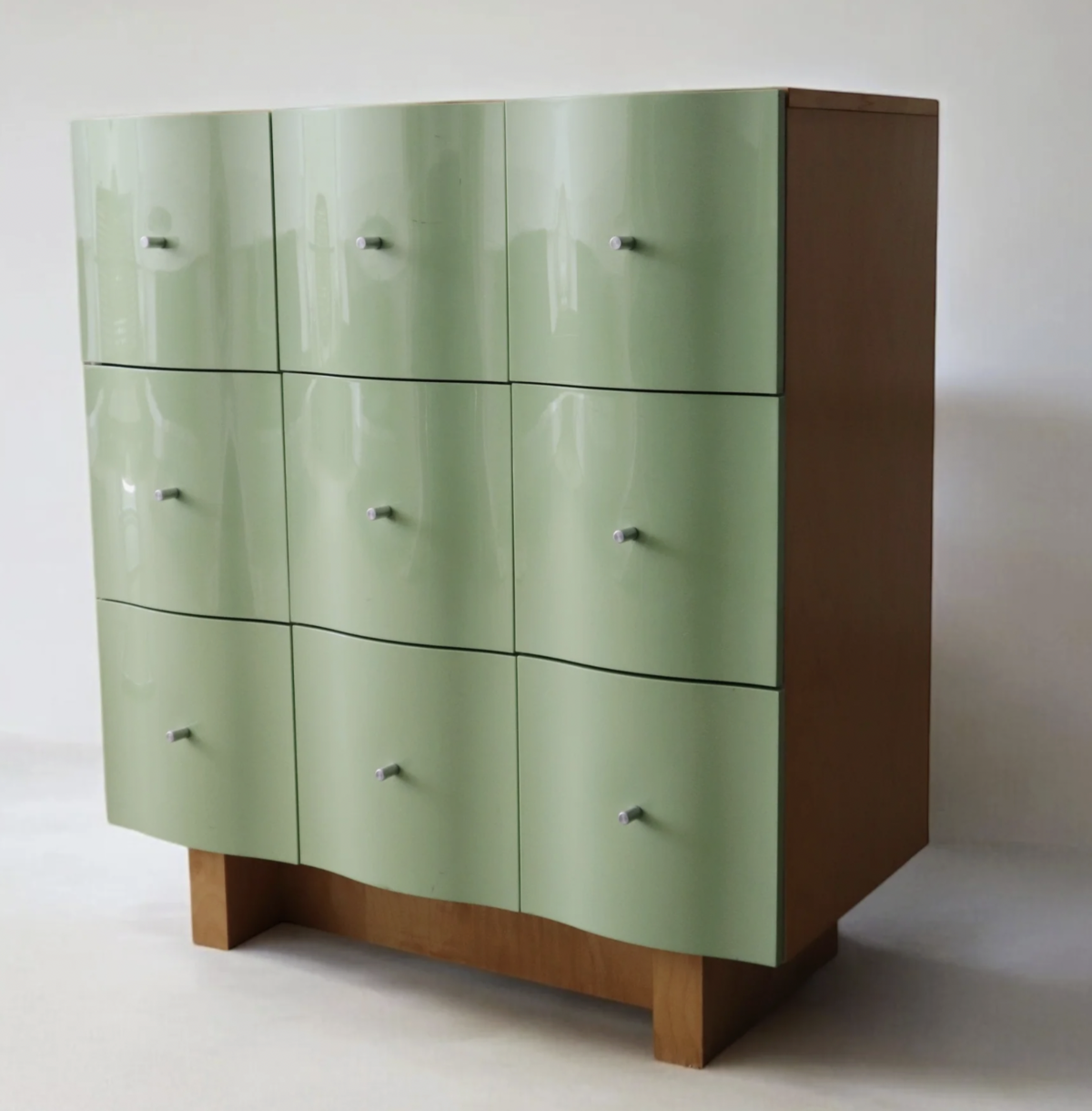 글로시한 마감과 물결처럼 리듬감 있는 실루엣이 인상적인 Vajer / 이미지 출처: @ Fussy people