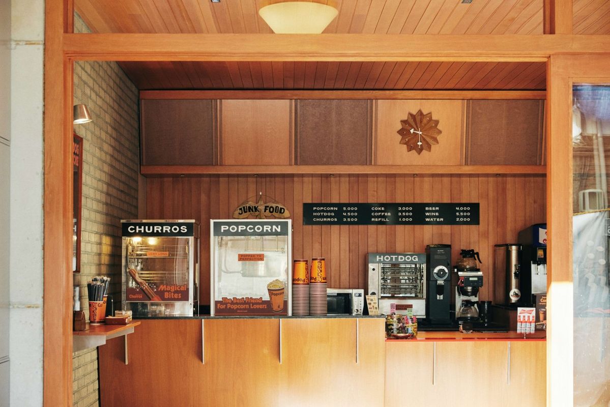 1층에는 영화와 곁들이기 좋은 간단한 스낵과 굿즈를 판매 중이다. / 이미지출처: 네이버지도 업체 제공 이미지