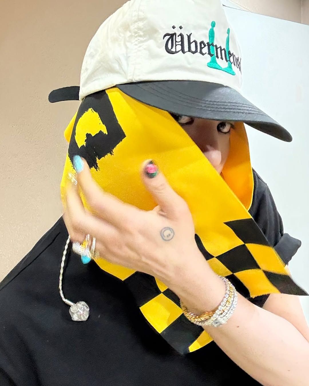 빵 드 쉬크르 링을 착용한 지드래곤 / 이미지 출처 : 인스타그램 @8lo8lo8lowme 