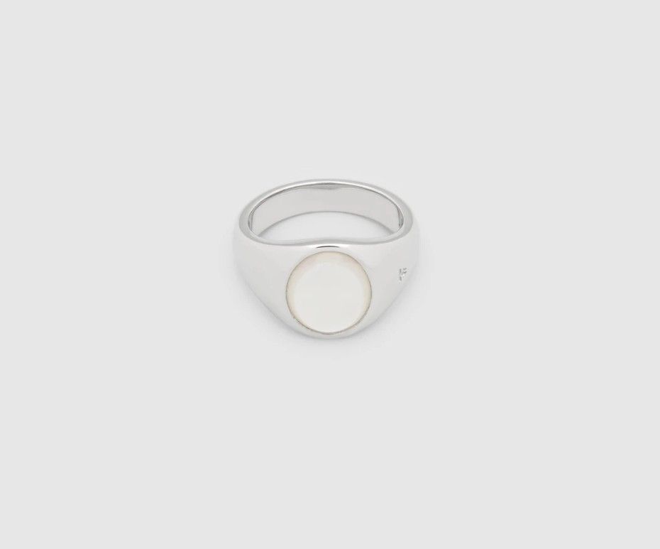 원석을 세팅한 모던한 디자인의 톰 우드 링 / 이미지 출처: www.tomwoodproject.com