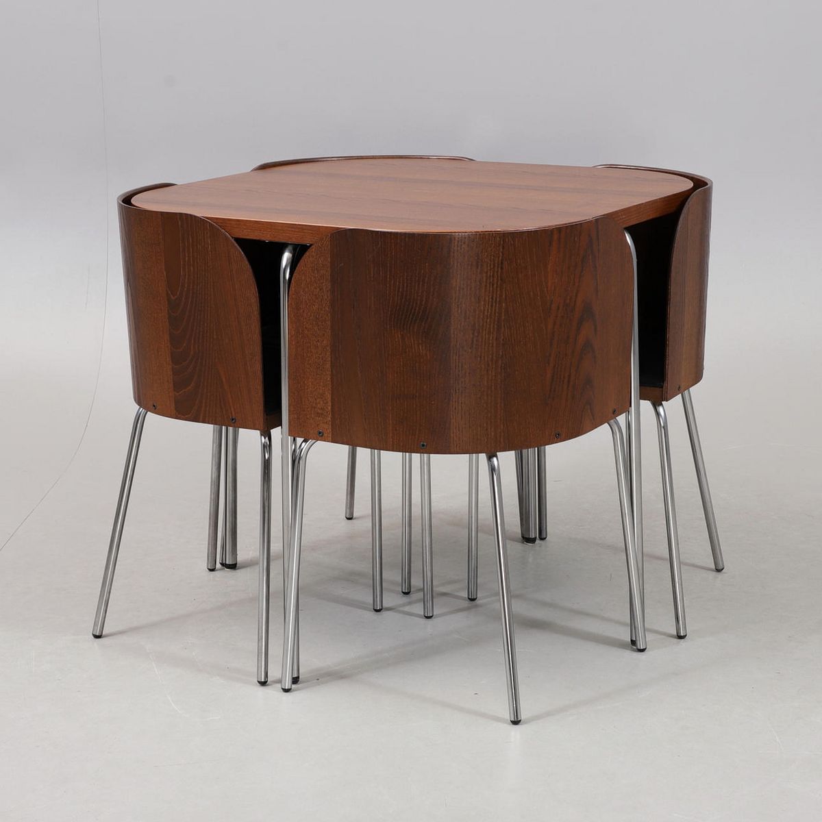 위에서 보면 하나의 정사각형 형태를 이루는 Fusion / 이미지 출처: Auctionet