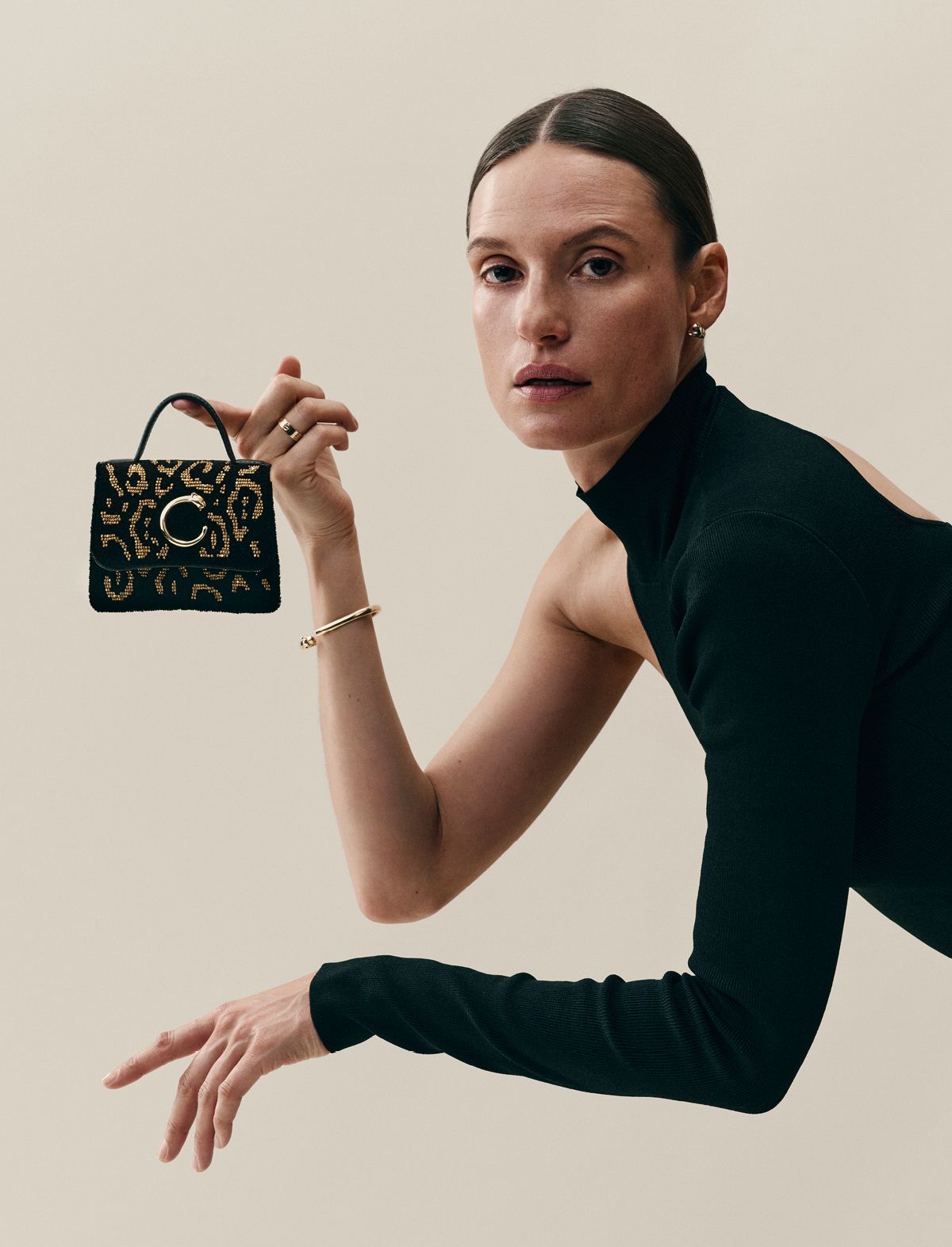 타프팅과 비즈로 레오퍼드 패턴을 완성한 팬더 C 드 까르띠에 백, 마이크로 모델. ⓒ Denis Boulze ⓒ Cartier