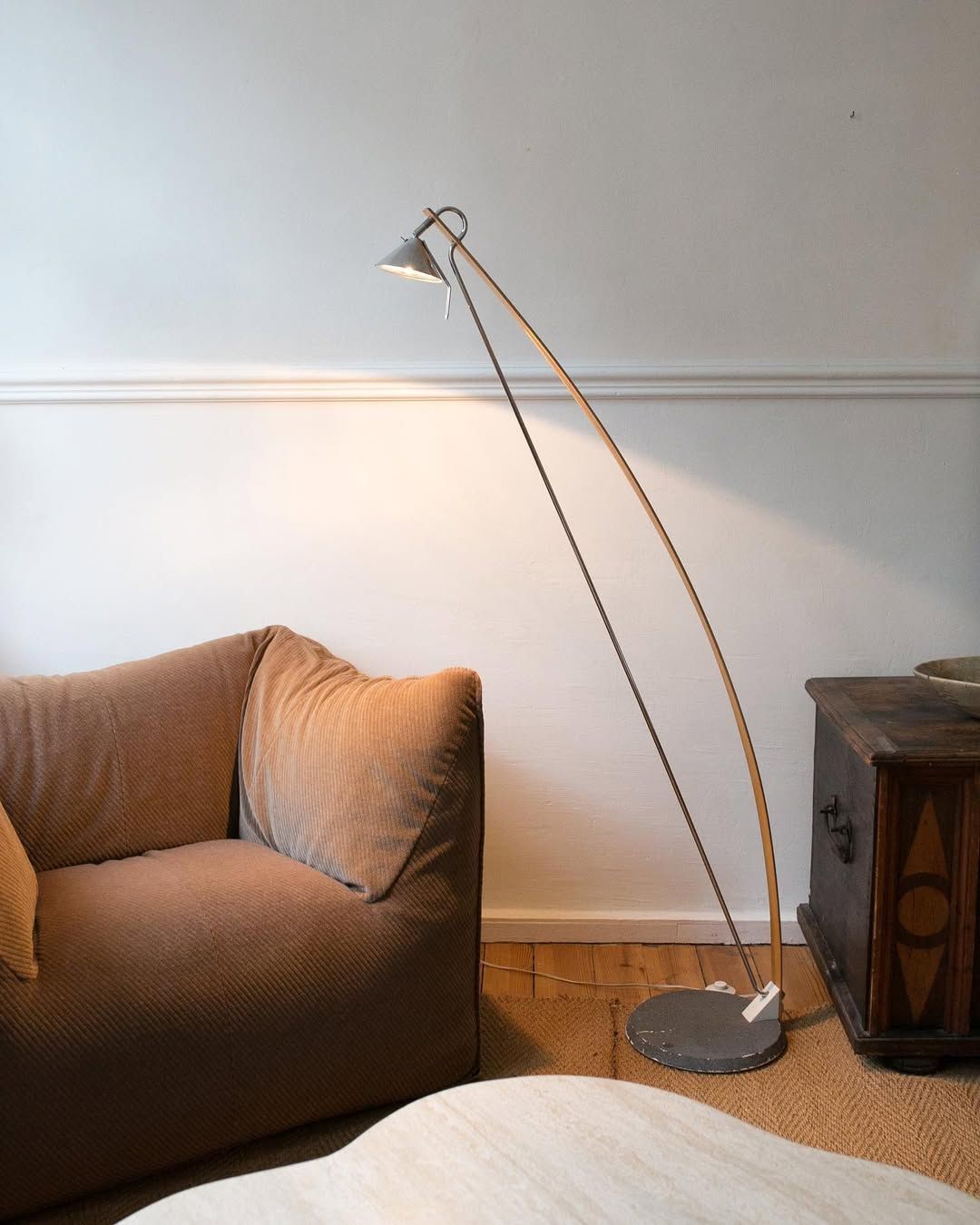  금속, 가죽 그리고 우드를 결합해 조형미를 완성한 Prolog / 이미지 출처: @bymoho