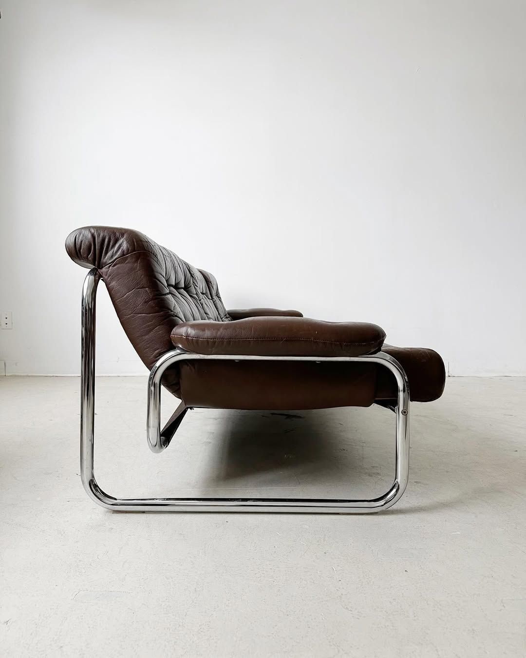 큐브 크롬 프레임과 두툼한 쿠션이 인상적인 Borkum / 이미지 출처: @maison.singulier