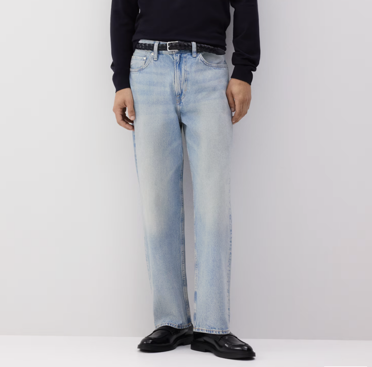 힙부터 하단까지 루즈핏으로 떨어지며, 밑위가 길고 다리 전체가 넉넉한 라운드 레그. 레귤러 웨이스트의 루즈핏 진 / 이미지 출처: H&M