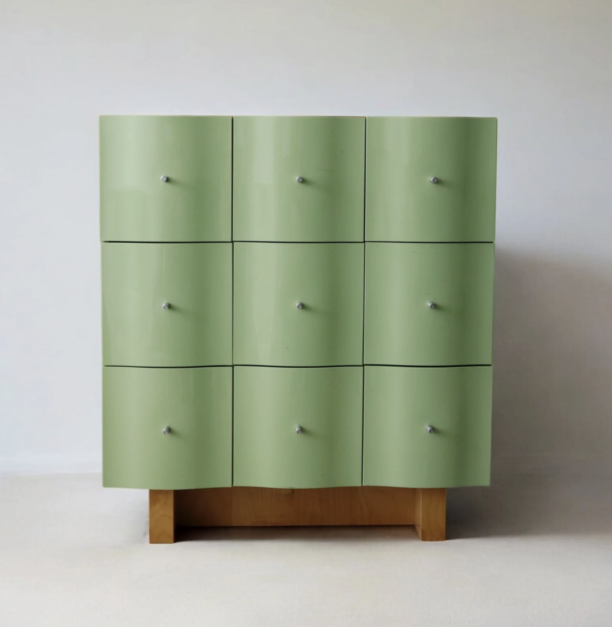 글로시한 마감과 물결처럼 리듬감 있는 실루엣이 인상적인 Vajer / 이미지 출처: @ Fussy people