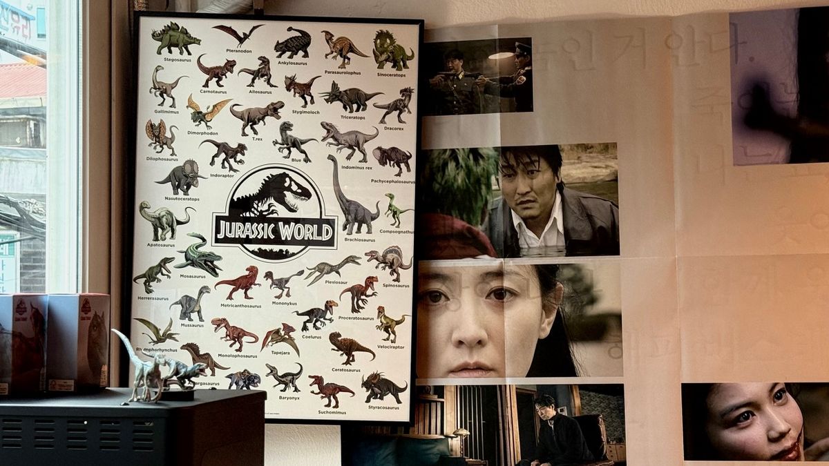 시네마 컨셉 카페답게 벽면에 쥬라기 월드 대형 포스터가 붙어 있다. / 이미지출처: 네이버지도 업체 제공 이미지