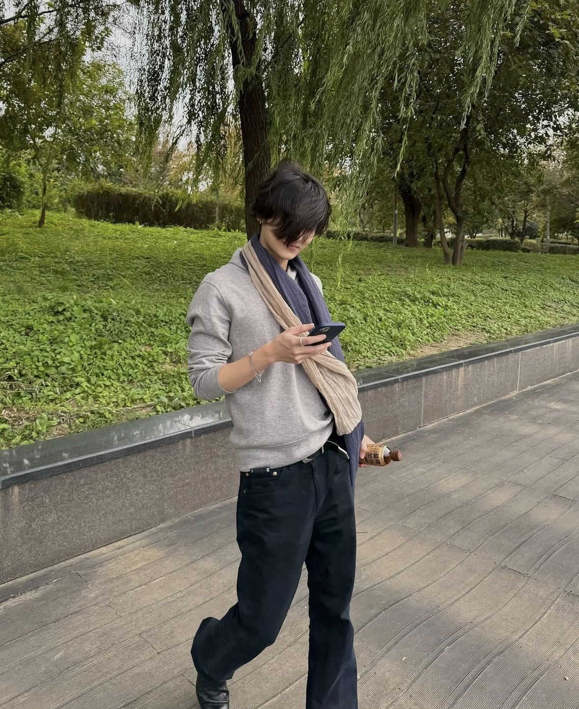 그레이 톤의 후드티에 톤온톤 머플러를 매치하여 차분하면서도 세련된 느낌을 보여준다. / 이미지 출처: 인스타그램 @leeeeesangwon