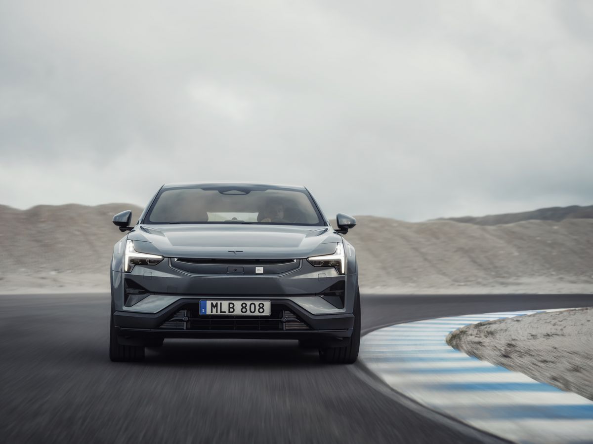 폴스타 3는 웅장하고 볼륨감 있는 전면부 디자인이 특징이다. 