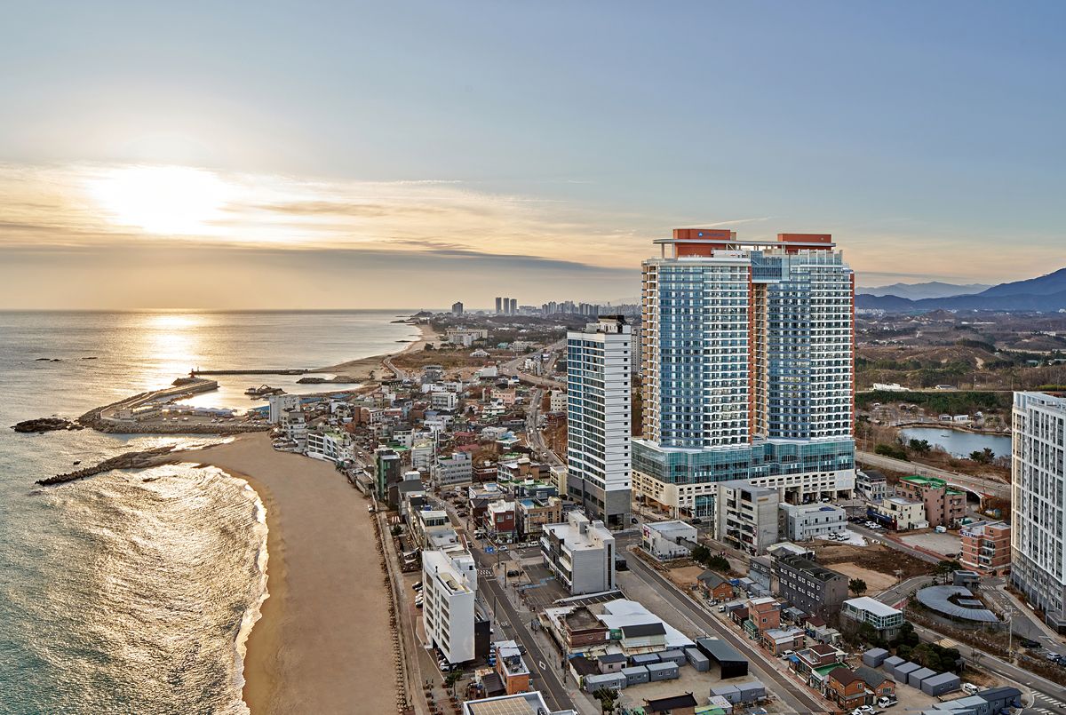 윈덤강원고성 전경. 봉포해변 도보 2분 거리에 위치해 있으며, 차로 설악산 국립공원, 양양국제공항, 속초고속버스터미널, 중앙시장까지 20분 안에 닿을 수 있다. 