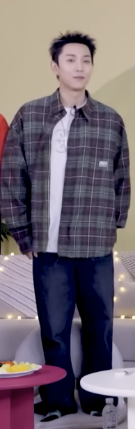 브라운 & 그린 계열의 체크셔츠에 데님 팬츠를 매치했다 / / 이미지 출처: 재친구 유튜브 채널