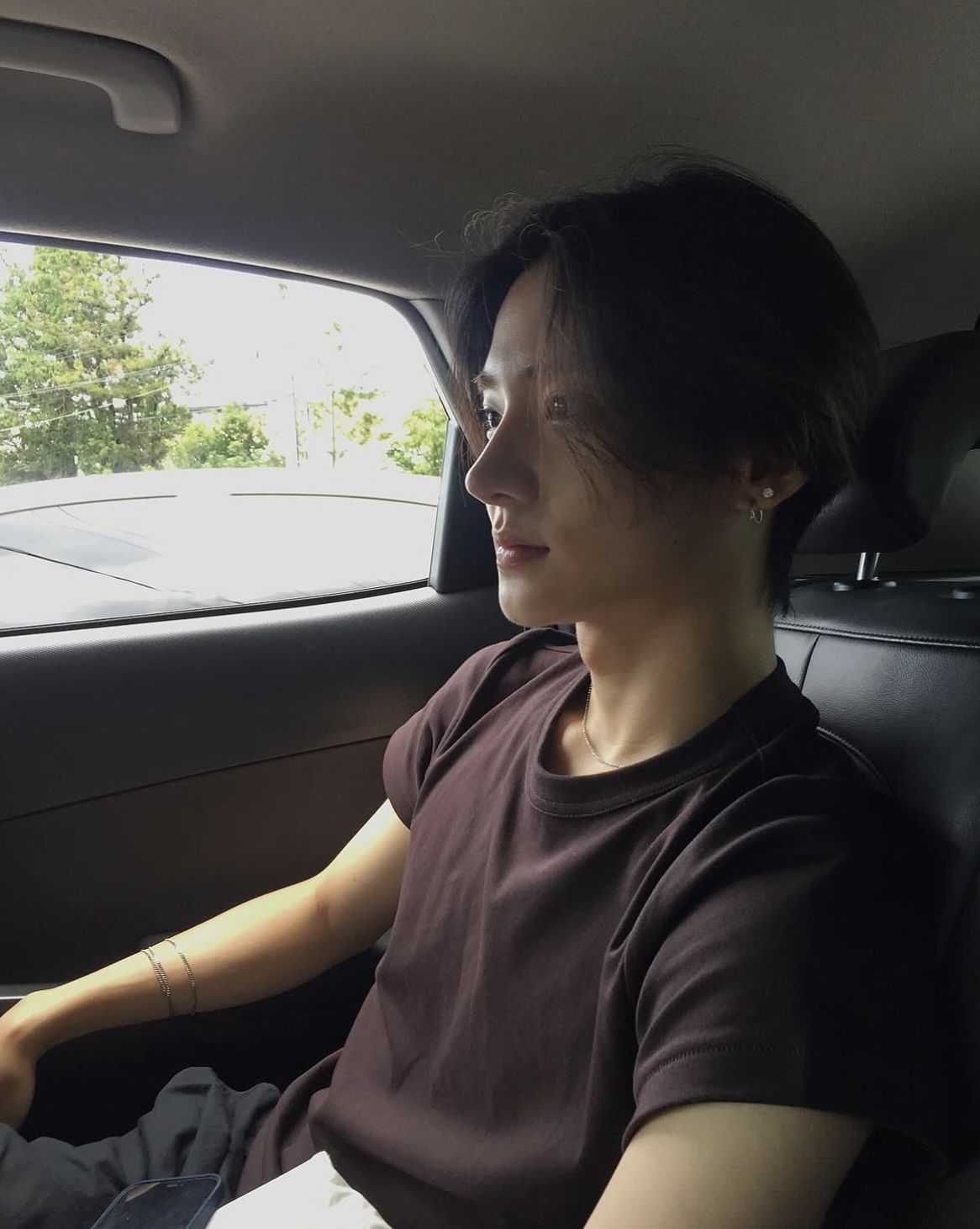 핏하게 붙는 브라운 컬러의 티셔츠와 액세서리의 조합. / 이미지 출처: 인스타그램 @leeeeesangwon