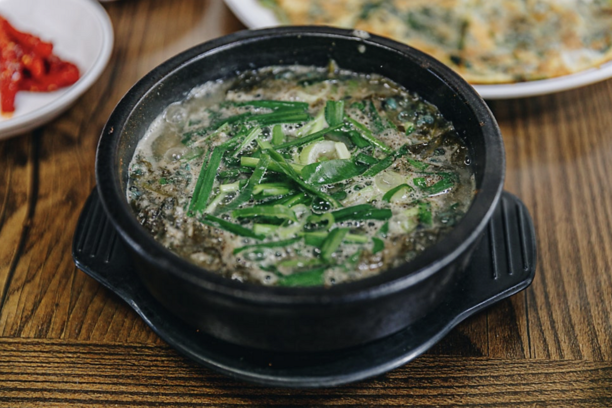 다슬기 해장국은 영월의 맑은 물길이 만든 대표 음식이다. 신선한 다슬기의 식감과 담백한 국물이 깊은 맛을 낸다. / 이미지 출처: 네이버 블로그 불친절한희준씨