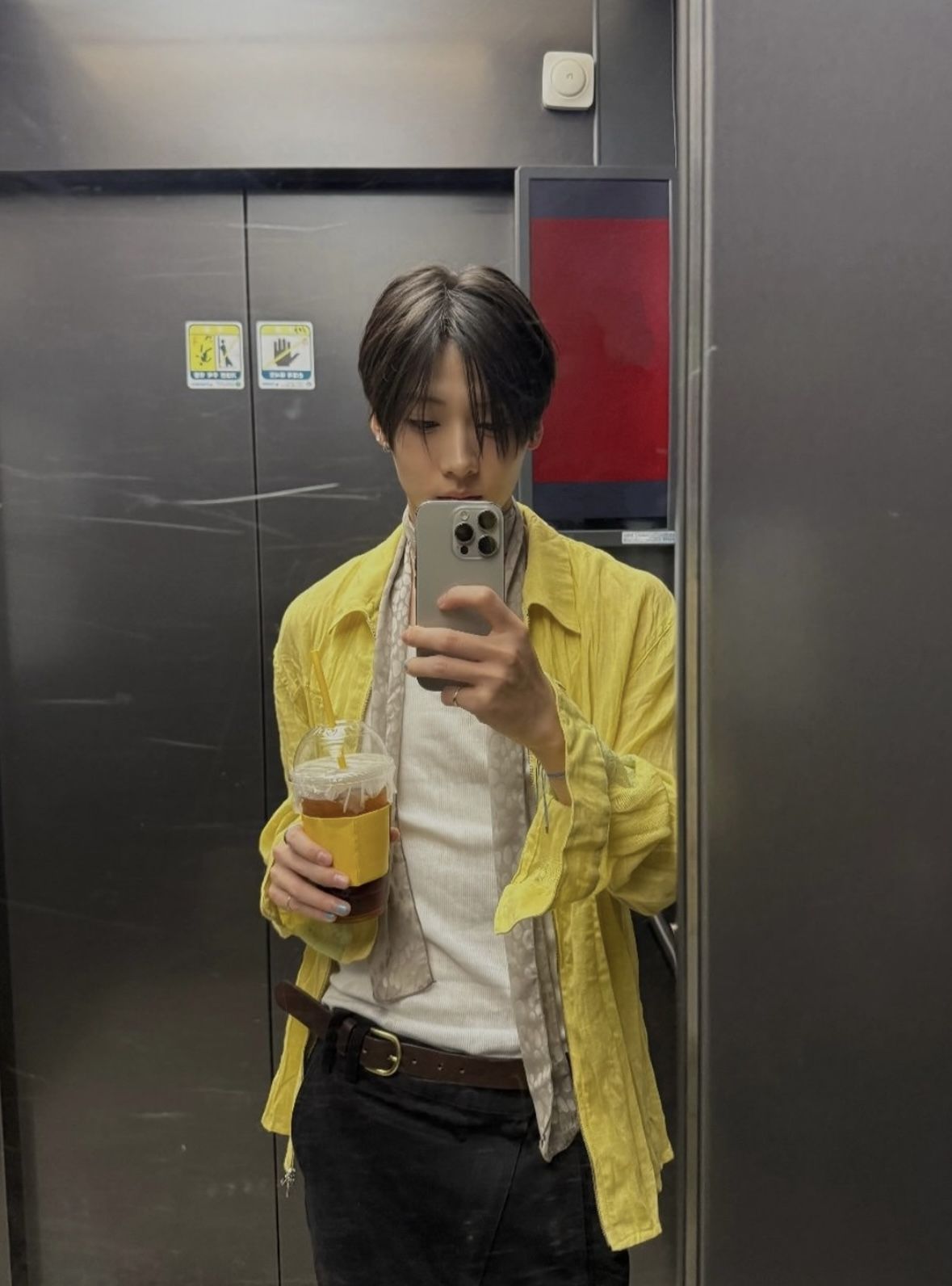 엑슬림의 옐로우 EP 7 01 셔츠를 입은 상원. / 이미지 출처: 인스타그램 @leeeeesangwon
