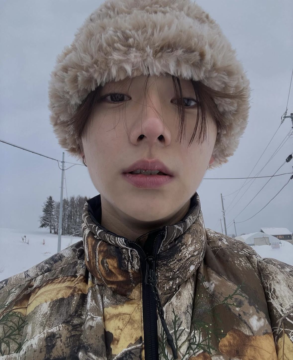 나뭇가지 패턴이 특징인 더 베리 웜과 리얼트리가 콜라보한 패딩을 입은 상원. / 이미지 출처: 인스타그램 @leeeeesangwon