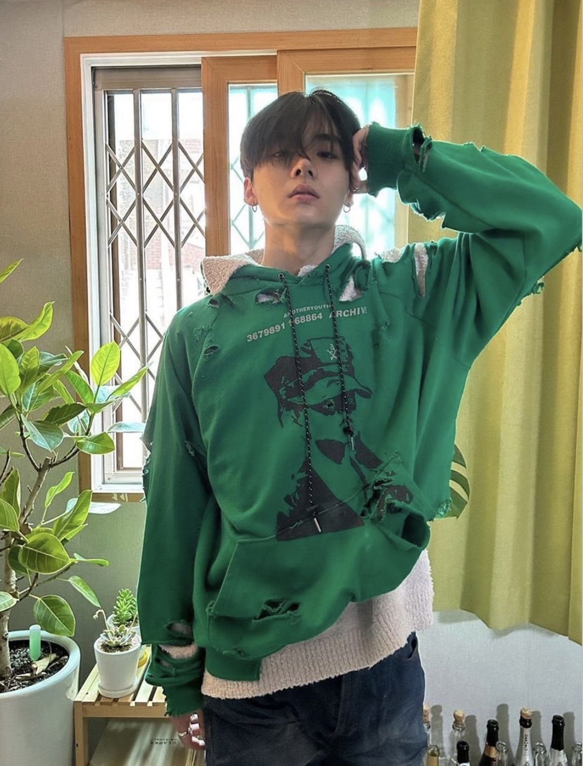 어나더유스의 그린 컬러의 후드티를 입은 상원의 모습. / 이미지 출처: 인스타그램 @leeeeesangwon