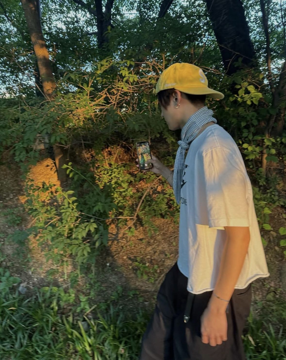 화이트 컬러의 티셔츠에 옐로 컬러의 캡으로 포인트를 준 상원의 모습. / 이미지 출처: 인스타그램 @leeeeesangwon