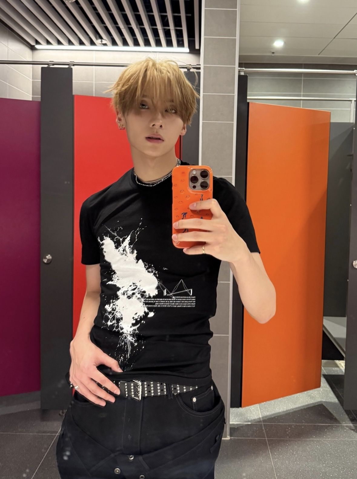율리우스 코튼 SZ 저지 티셔츠를 입고 오렌지 컬러의 휴대폰 케이스로 포인트를 살린 상원. / 이미지 출처: 인스타그램 @leeeeesangwon