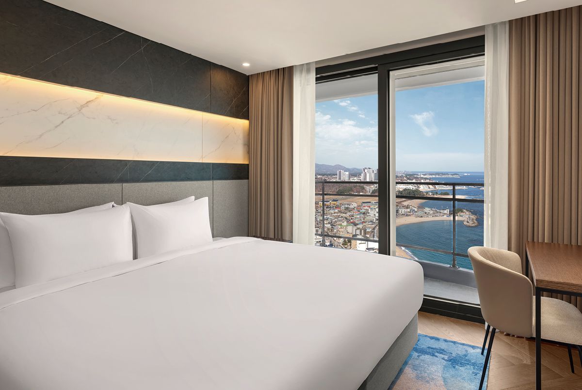 프레지덴셜 스위트 실내. 윈덤강원고성은 529개 객실 전체가 오션뷰를 갖고 있다. 