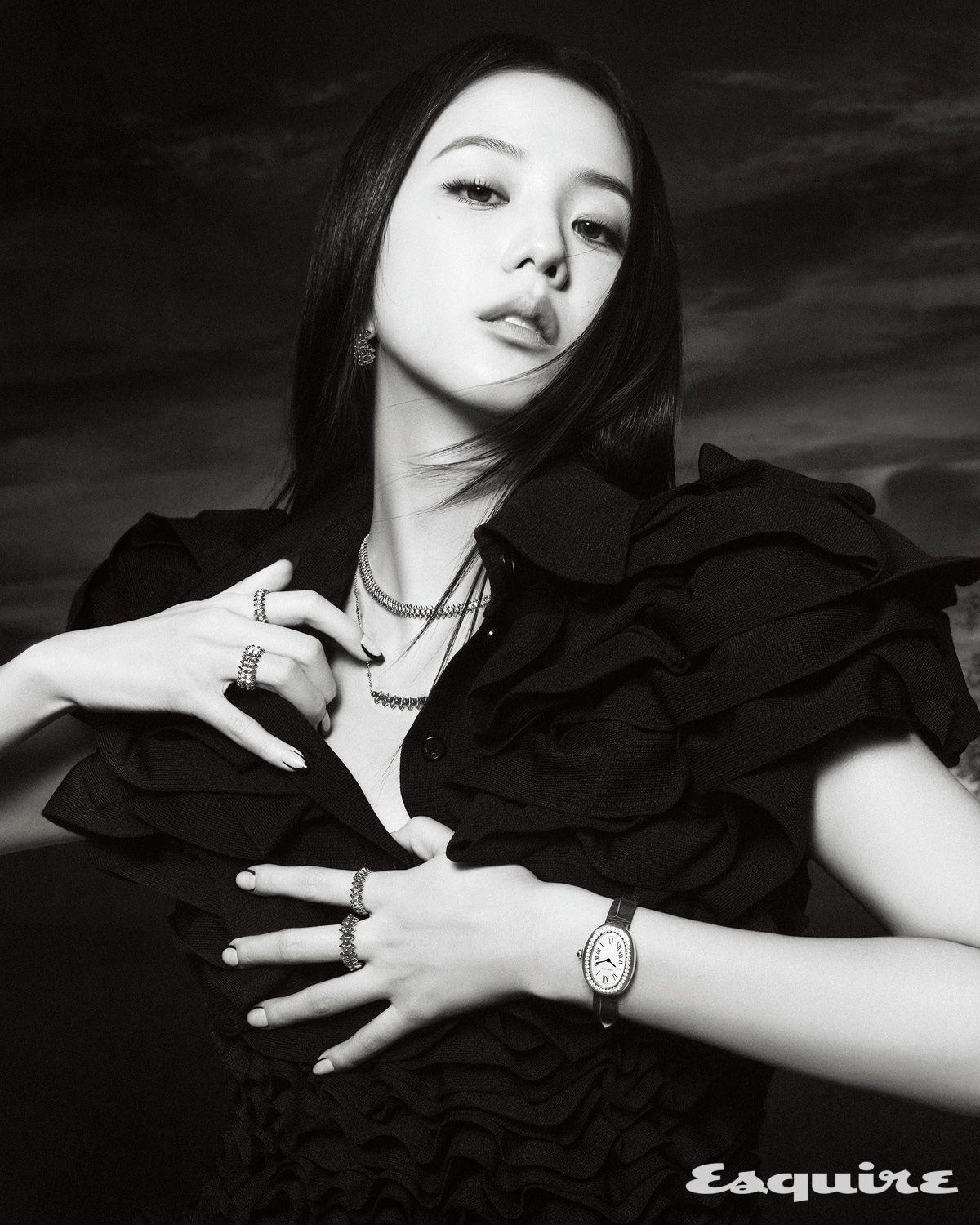 레드 아게이트 세팅의 클래쉬 드 까르띠에 핑크 골드 이어링, 다이아몬드 세팅의 클래쉬 드 까르띠에 핑크 골드 플렉시블 스몰 네크리스, 레드 아게이트 세팅의 클래쉬 드 까르띠에 핑크 골드 네크리스, 오른손 검지에 낀 다이아몬드 세팅의 클래쉬 드 까르띠에 핑크 골드 미디엄 링, 약지에 낀 클래쉬 드 까르띠에 핑크 골드 더블 링, 왼손 검지에 낀 클래쉬 드 까르띠에 핑크 골드 스몰 링, 중지에 낀 레드 아게이트 세팅의 클래쉬 드 까르띠에 핑크 골드 링, 손목에 착용한 다이아몬드 세팅의 베누아 핑크 골드 스몰 워치. 드레스 준지.