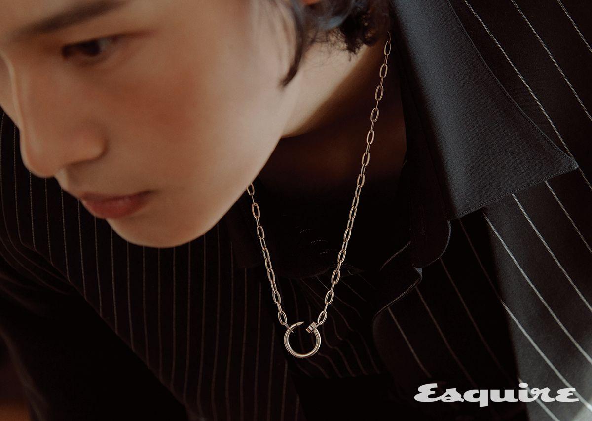 화이트 골드 저스트 앵 끌루 네크리스. 재킷, 셔츠 모두 어네스트 W. 베이커 by 10 꼬르소 꼬모 서울.