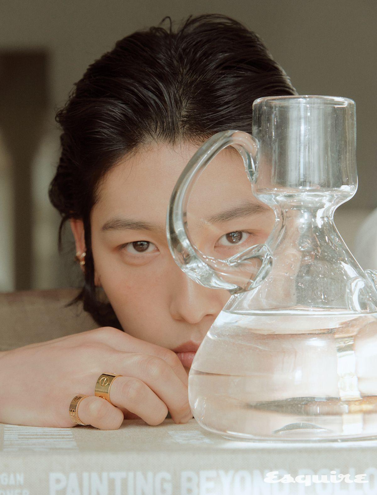 옐로 골드 저스트 앵 끌루 이어 주얼, 오른손 약지에 낀 옐로 골드 LOVE 라지 링, 소지에 낀 핑크 골드 LOVE 언리미티드 링. 셔츠 페라가모.