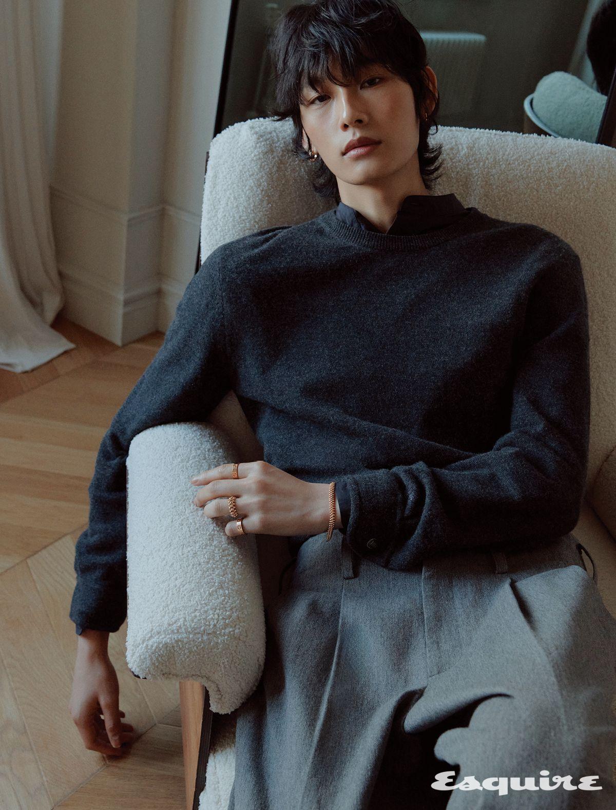 핑크 골드 LOVE 이어링, 핑크 골드에 브릴리언트컷 다이아몬드를 파베 세팅한 클래쉬 드 까르띠에 스몰 브레이슬릿, 검지에 낀 핑크 골드 LOVE 링, 약지에 낀 핑크 골드 클래쉬 드 까르띠에 미디엄 링, 소지에 낀 브릴리언트 컷 다이아몬드를 세팅한 핑크 골드 LOVE 링. 스웨터, 팬츠 모두 렉토. 셔츠 테클라.