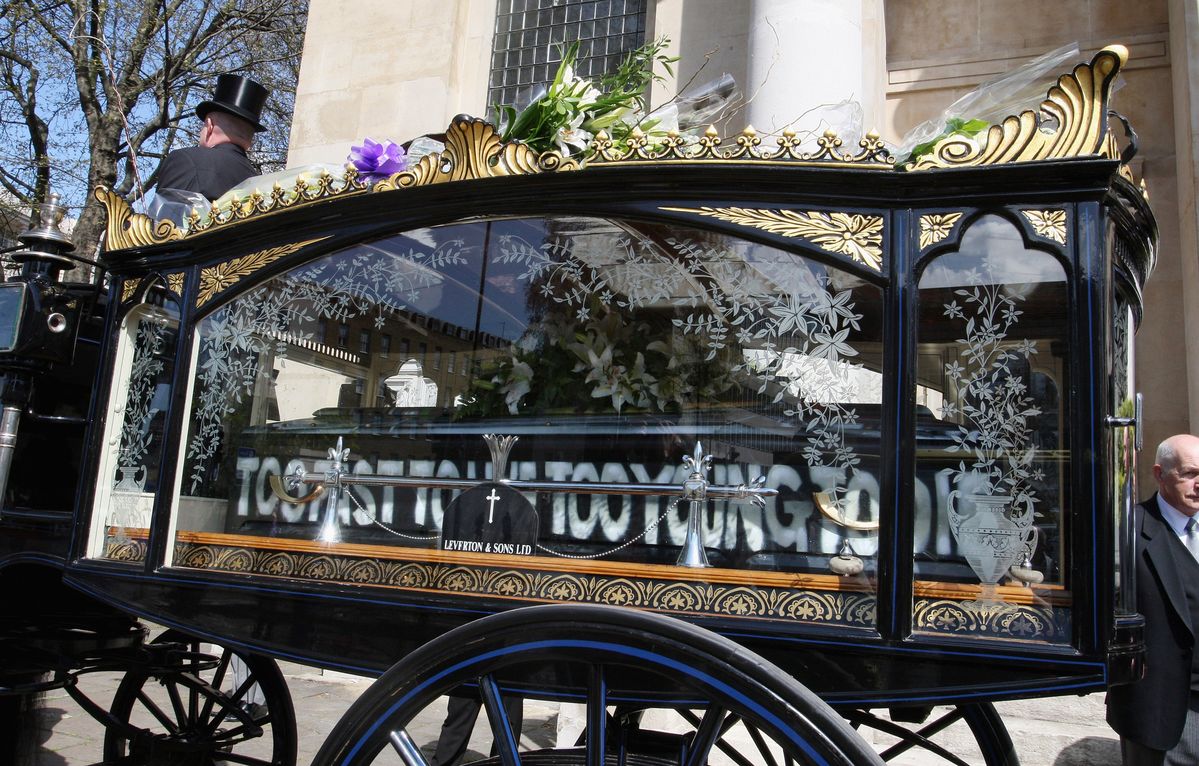 말콤 맥라렌의 관을 운구한 마차 | 출처: 게티이미지