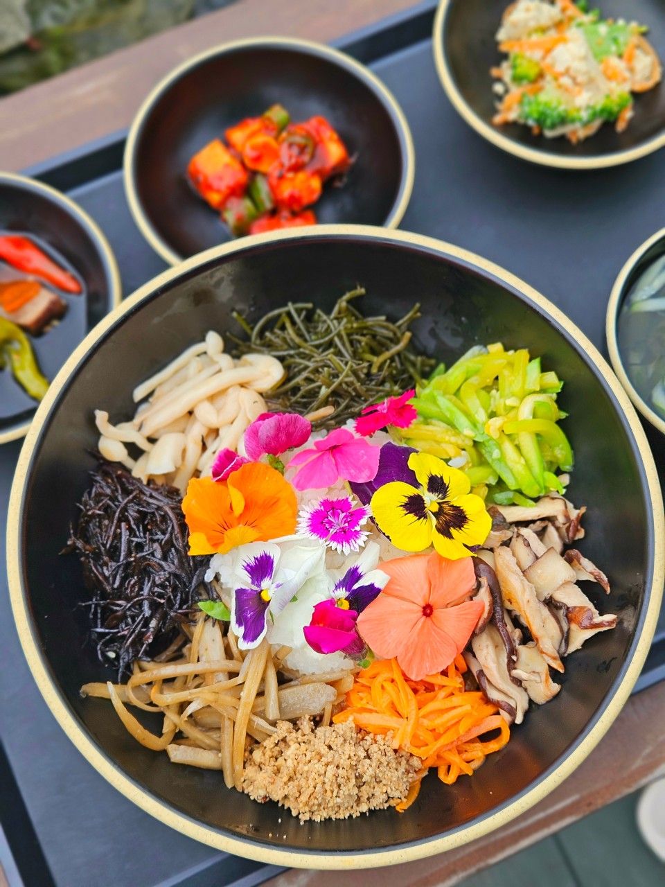 ‘꽃비빔밥’은 비주얼, 건강, 맛을 모두 만족시키는 메뉴다. / 출처: 나운의 뜰 네이버지도 업체 제공