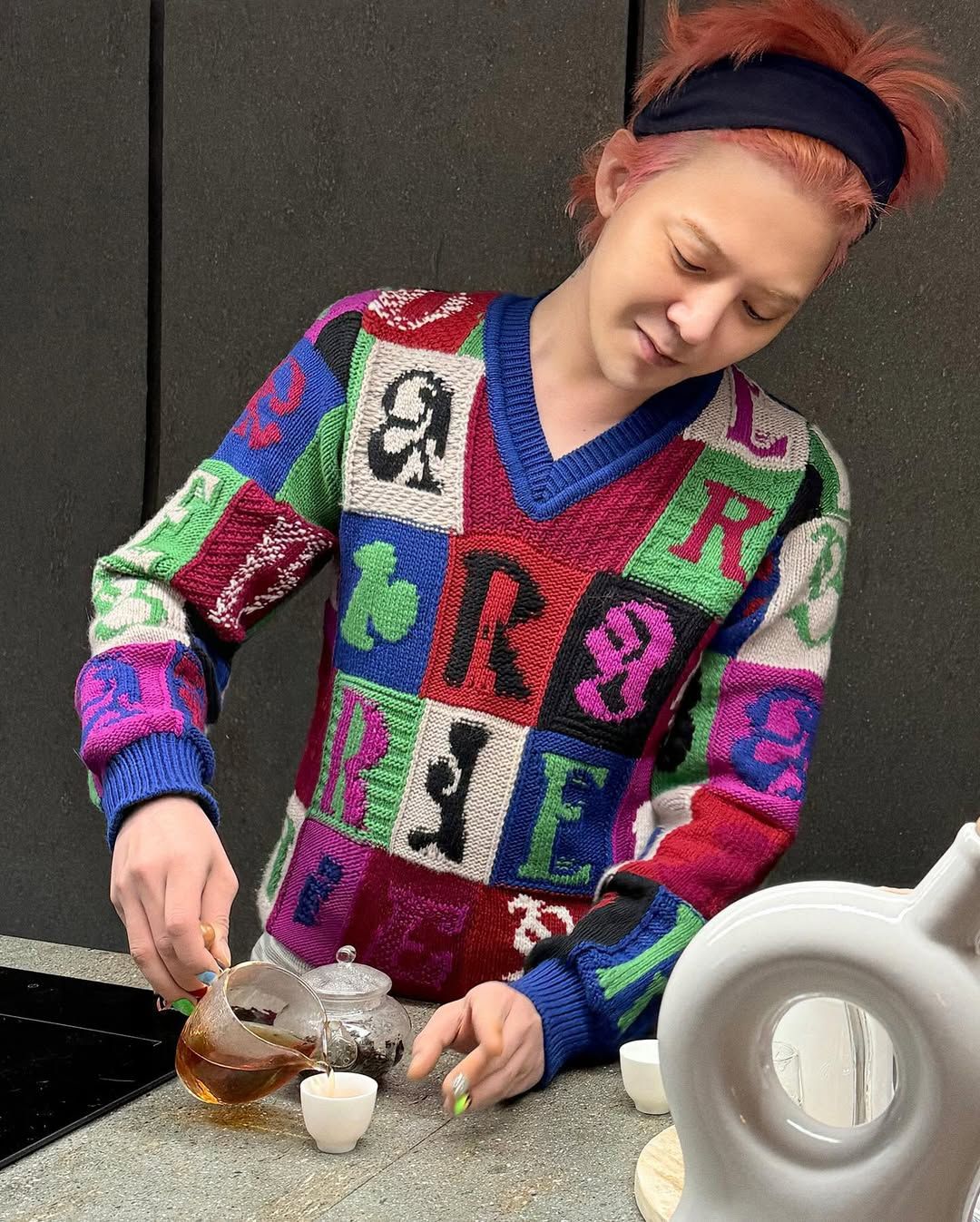 다도를 즐기는 지드래곤 / 이미지 출처: @8lo8lo8lowme